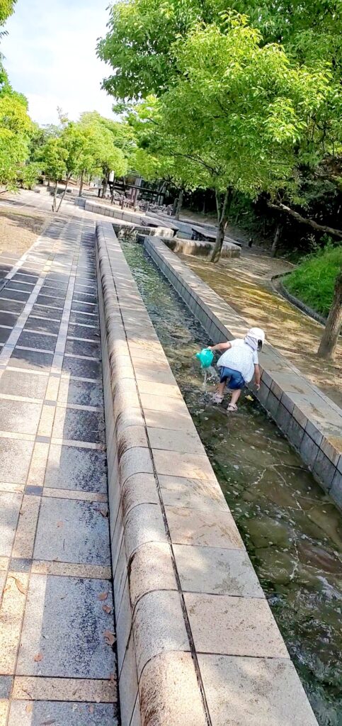 【岡山県笠岡市公園】十一番町緑道 水にふれる広場（じゅういちばんまちりょくどう）