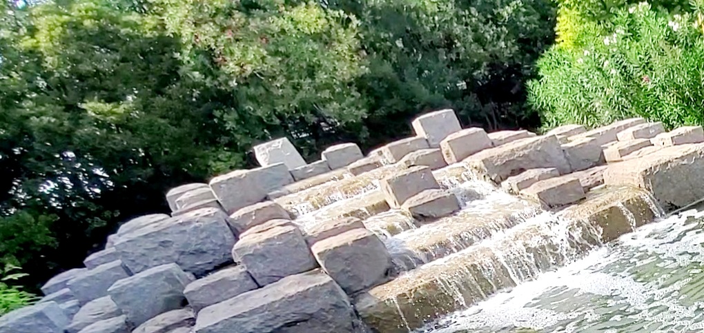 【岡山県笠岡市公園】十一番町緑道 水にふれる広場（じゅういちばんまちりょくどう）