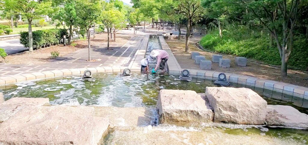 【岡山県笠岡市公園】十一番町緑道 水にふれる広場（じゅういちばんまちりょくどう）