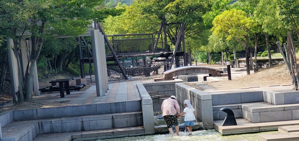 【岡山県笠岡市公園】十一番町緑道 水にふれる広場（じゅういちばんまちりょくどう）